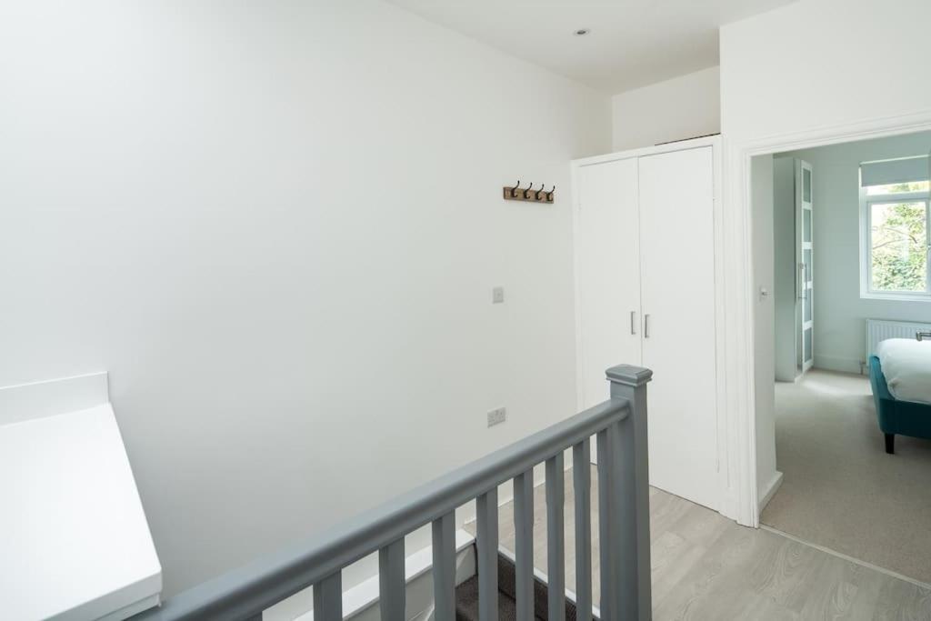 1 Bedroom Flat In Barons Court * Londen