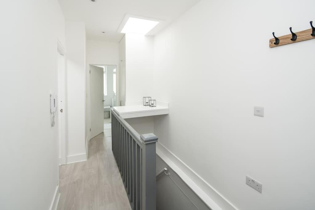 1 Bedroom Flat In Barons Court Appartement Londen