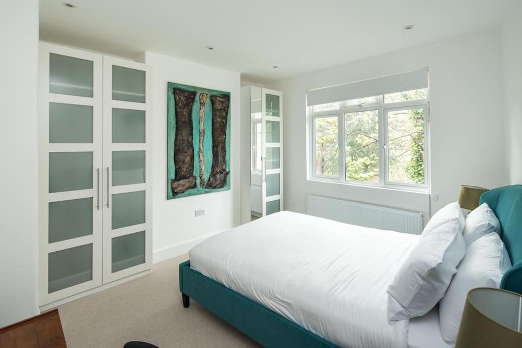 1 Bedroom Flat In Barons Court Londen