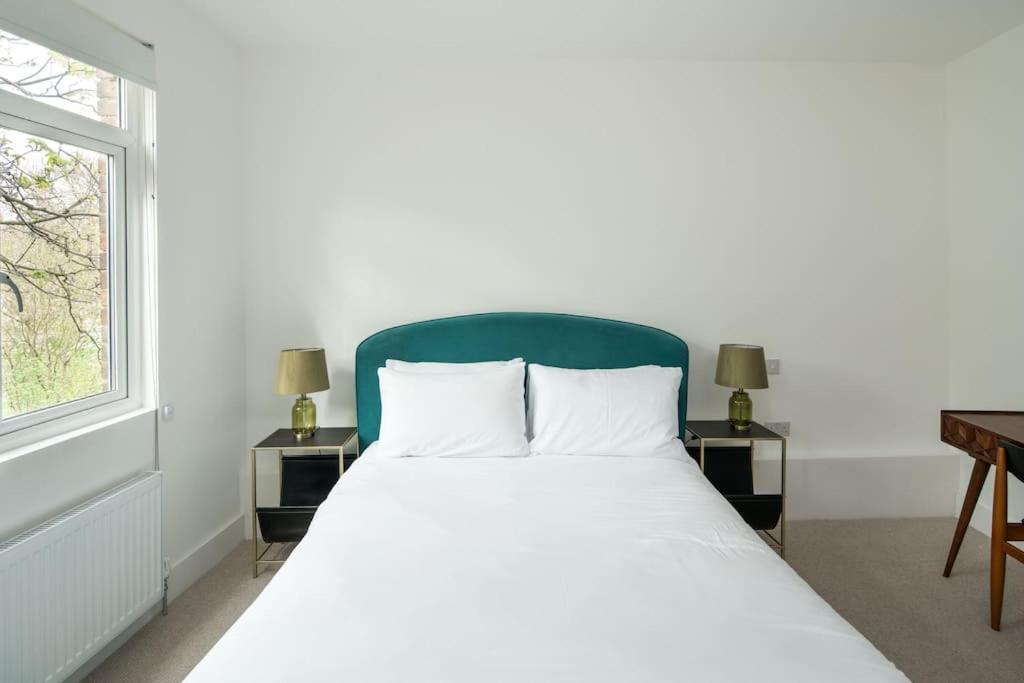 1 Bedroom Flat In Barons Court Appartement Londen