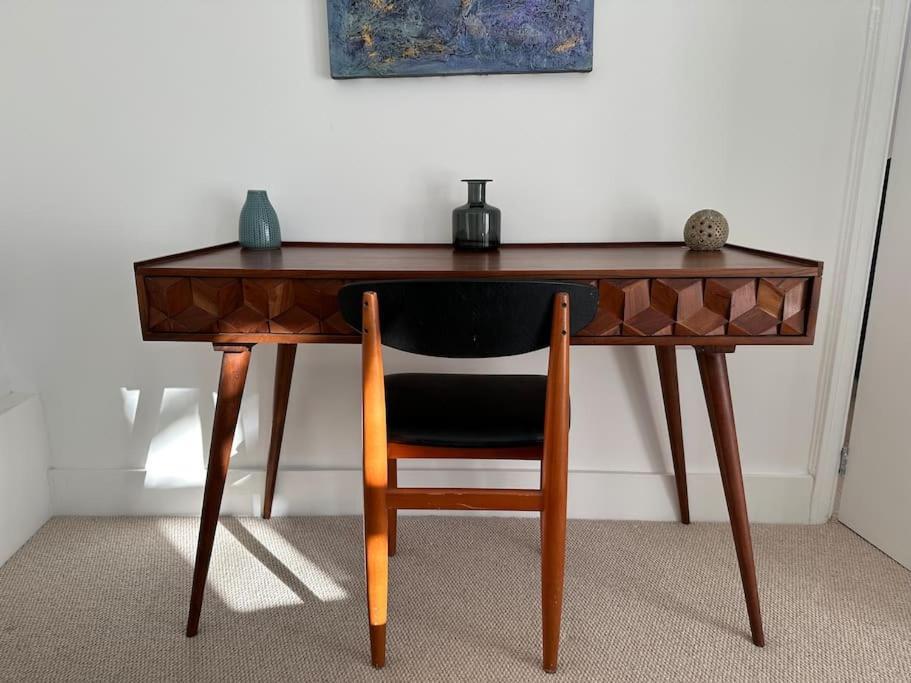 1 Bedroom Flat In Barons Court Appartement *