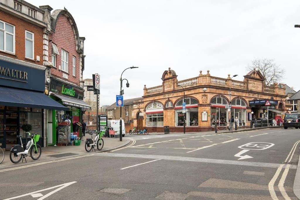 1 Bedroom Flat In Barons Court Londen